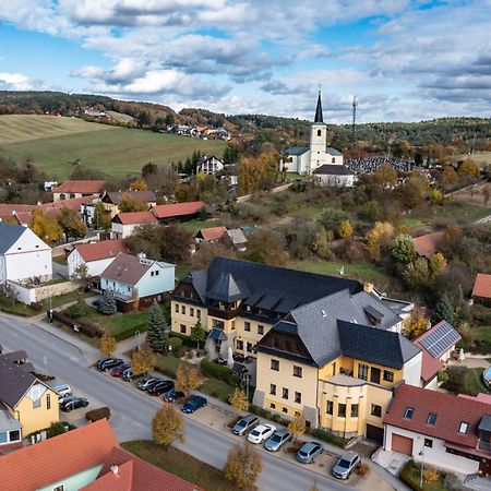 Valassky Hotel A Pivni Lazne Ogar Luhacovice Luaran gambar