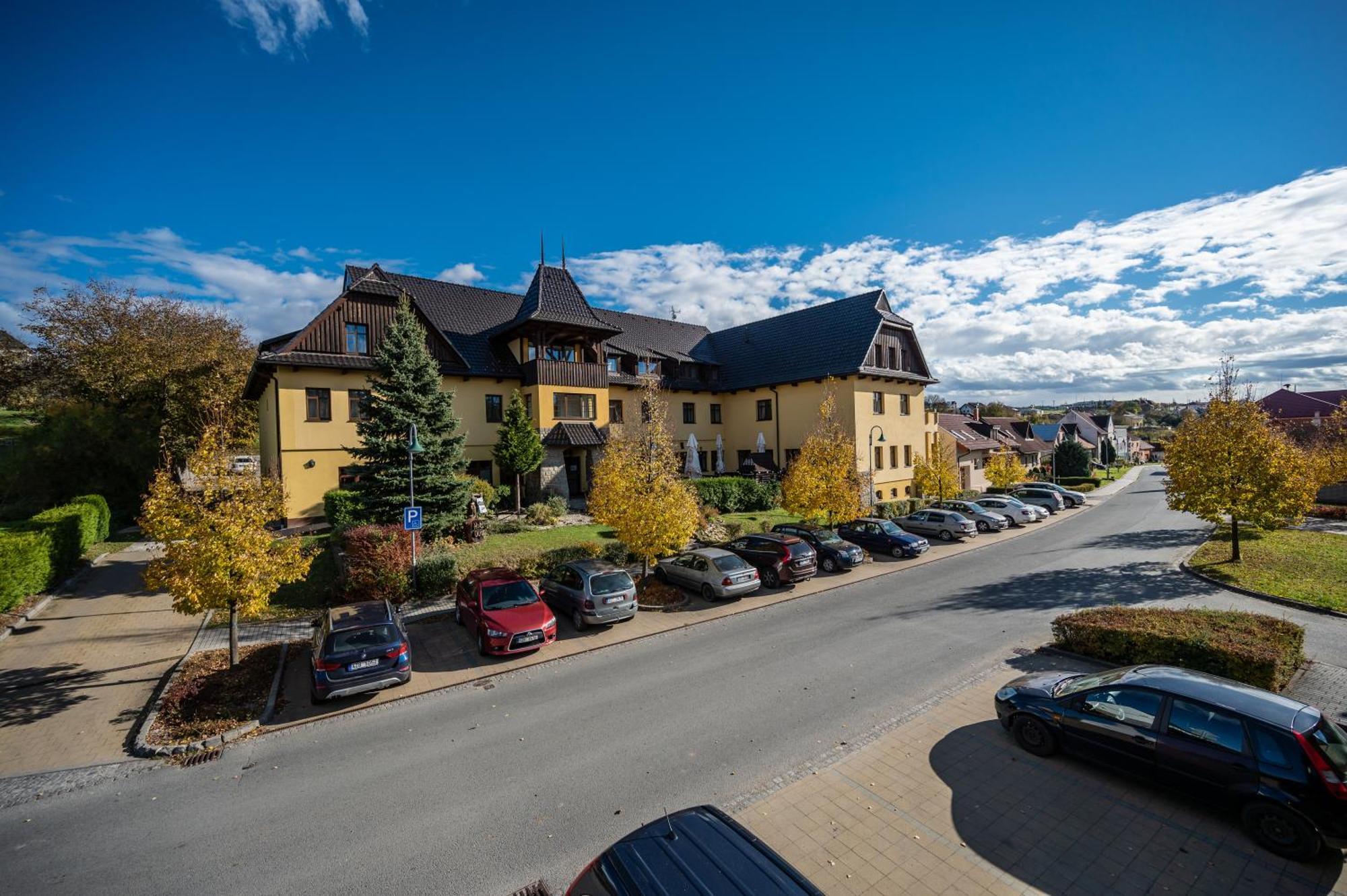 Valassky Hotel A Pivni Lazne Ogar Luhacovice Luaran gambar