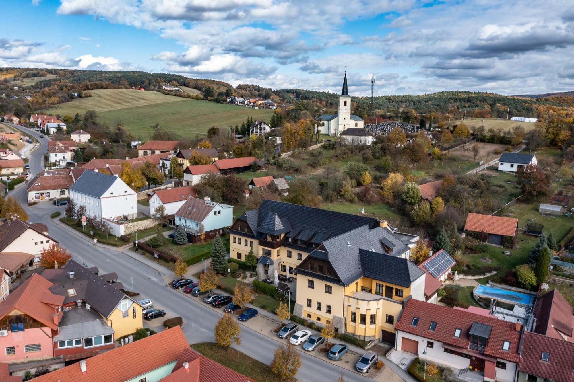 Valassky Hotel A Pivni Lazne Ogar Luhacovice Luaran gambar